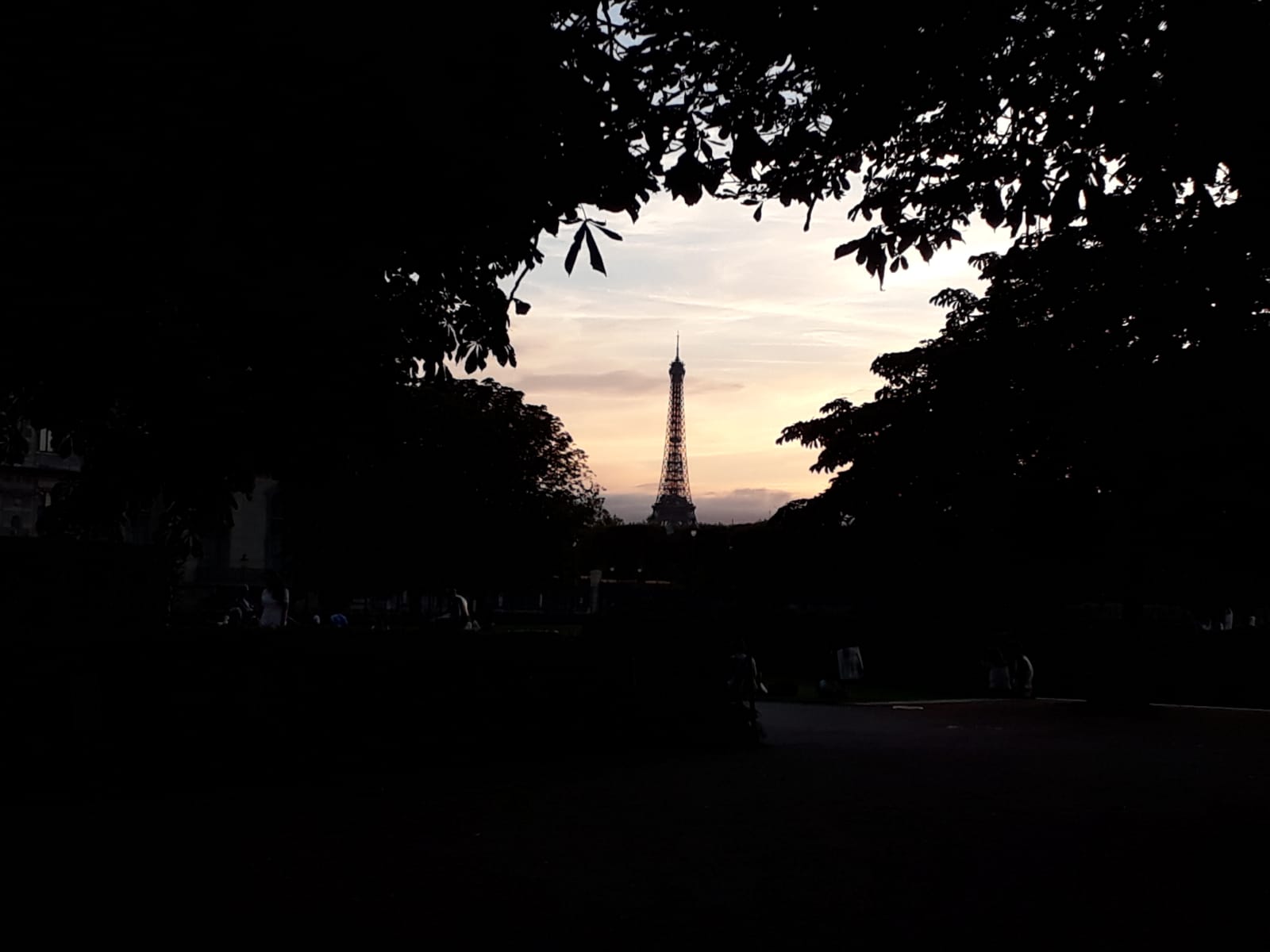 Der Eiffelturm in der Dämmerung